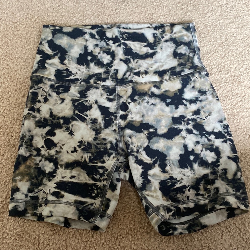 Like New- Lululemon Biker Shorts- No pilling- No signs of wear